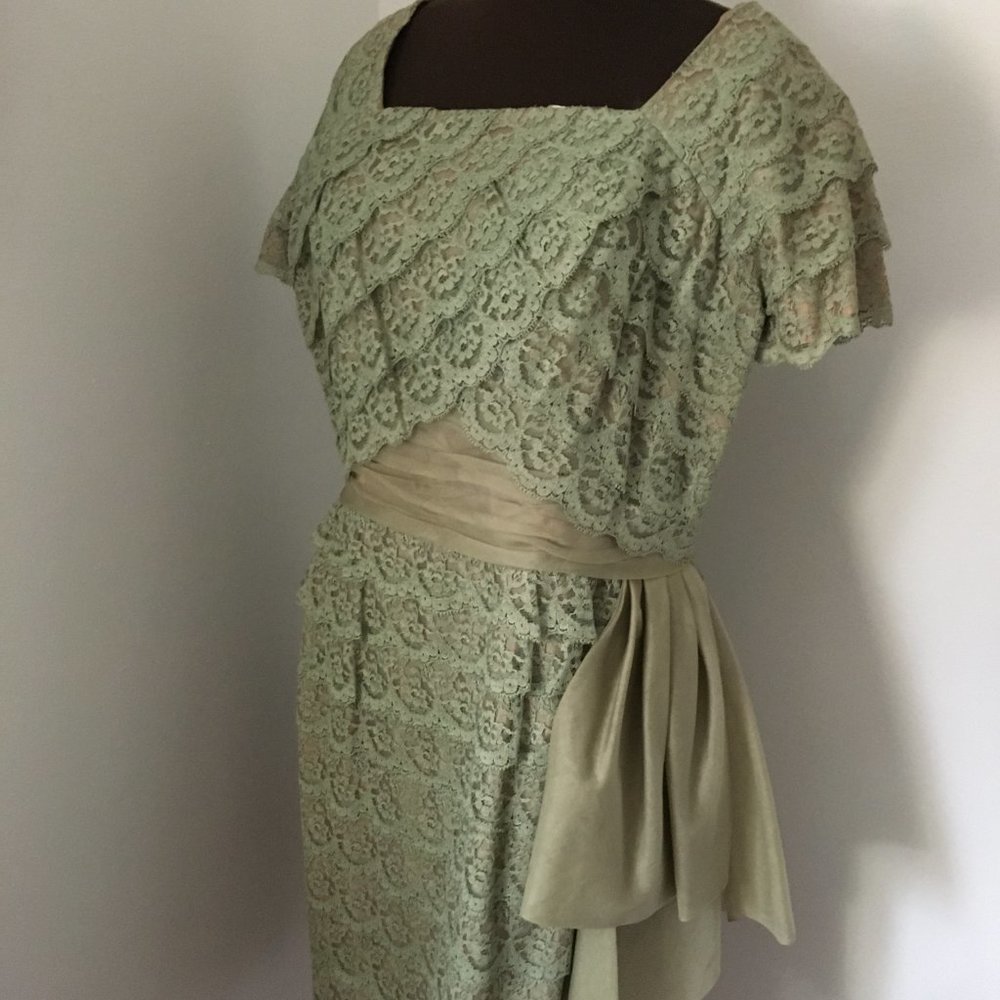 VINTAGE LARGE GREEN LACE AND SASH DRESS - Picture 5 of 6